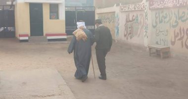 رجال الشرطة يساعدون كبار السن وذوى الهمم فى وصولهم للجان بالشرقية