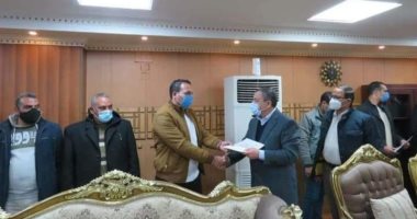 مدير أمن قنا يكرم رئيس مباحث دشنا ومعاوينه لتميزهم فى فرض السيطرة الأمنية