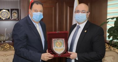محافظ بنى سويف يكرم السكرتير العام لبلوغه سن التقاعد ويهديه درع المحافظة