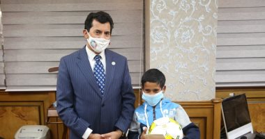 وزير الشباب والرياضة يُكرم يوسف طفل ملعب الشروق ويمنحه عضوية مجانية بمركز شباب بدر