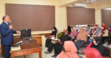رئيس جامعة الأقصر يلتقى مع طلاب الدراسات العليا بمقر الدراسات التربوية 