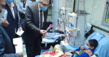 نائب رئيس جامعة بنها وعميد كلية الطب يوزعان الورود والهدايا على أطفال الغسيل الكلوى