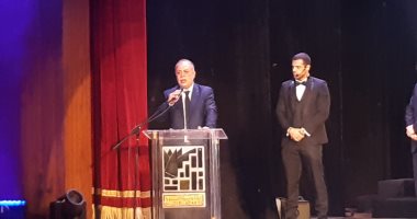 أشرف زكي يبكي ويسجد على مسرح المعهد العالي للتمثيل لحظة تكريمه.. فيديو