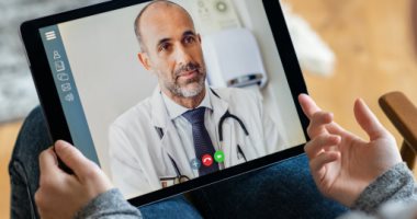 تعملها إزاى.. هكذا يمكنك مشاركة شاشتك بـZoom عبر الهاتف أو الكمبيوتر