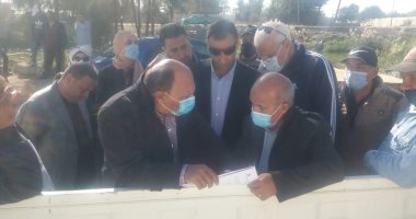 رئيس مياه القناة يجازى مشرفين وعاملين ويكافىء آخرين بعدد من المحطات.. صور