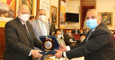 محافظ القاهرة يكرم بعض رؤساء وسكرتيرى الأحياء بمؤتمر مكافحة الفساد.. صور