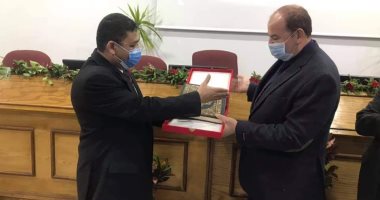 الصرف الصحى بالإسكندرية يكرم السيدات المشاركات فى مواجهة الأمطار.. صور