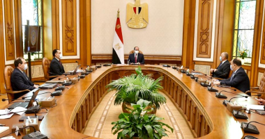 الرئيس السيسى يستعرض الخطوات التنفيذية "للبرنامج القومى لتحويل وإحلال السيارات للعمل بالغاز الطبيعى.. ويوجه بمنح حافز مادى ملائم للمواطنين مالكى السيارات المتقادمة لإحلالها بأخرى جديدة تعمل بطاقة الغاز