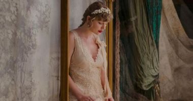تايلور سويفت تشوق جمهورها لألبوم "evermore" قبل طرحه بساعات