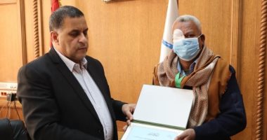رئيس السكة الحديد يكرم خفيرا أصيب أثناء عمله بسبب اقتحام مزلقان كلابشة بأسوان