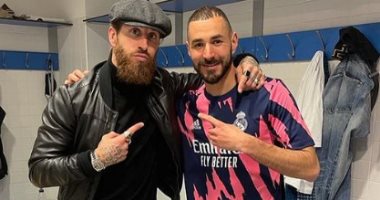 بنزيما يشيد بزملائه بعد التأهل إلى الدور الثانى بدورى أبطال أوروبا.. صورة