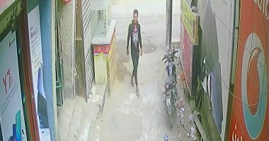 عاطلان يسرقان دراجة بخارية فى الصف.. وكاميرات المراقبة ترصدهما