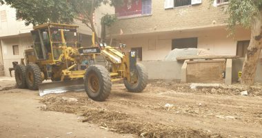 تسوية وتمهيد الطرق بأبنوب أسيوط والتأكد من جاهزية مخرات السيول .. صور