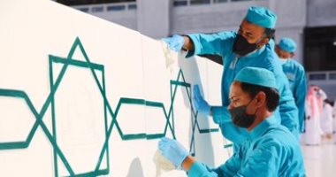 المسجد الحرام يستقبل المصلين بتعقيم الحواجز بـ4200 لتر مواد مطهرة.. صور