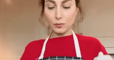 شيف بدرجة فنانة.. يارا فى المطبخ لتجهيز شوربة مناسبة لأجواء الشتاء.. فيديو