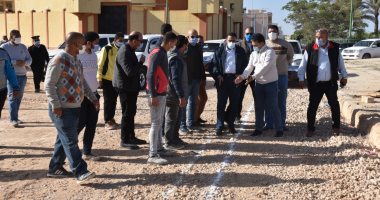 محافظ مطروح يوجه بإزالة مخلفات أعمال حفر شبكة الصرف بالطريق الدولى