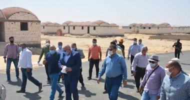 بشاير الخير بالوادى الجديد.. منازل بيئية وأراض وصوب زراعية وفرص عمل للشباب.. 3 قرى نموذجية و1600 فدان و32 ظهيرا زراعيا يمنح كل شاب 5 أفدنة ومنافذ لبيع المنتجات.. ومحافظ الوادى الجديد: فرصة ذهبية لأبناء المحافظة