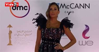 وصول أمينة خليل متأخرة على حفل ختام مهرجان القاهرة السينمائى