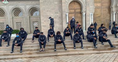 منتخب الشباب يؤدى صلاة الجمعة بجامع مالك بن أنس بقرطاج.. صور