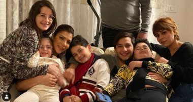 صورة عائلية لأصالة بصحبة طليقها أيمن الذهبى.. وابنتها شام تعلق: العائلة كل شىء