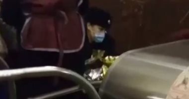 أدت دورها الإنسانى.. شرطية روسية تساعد امرأة على الولادة بمترو موسكو.. صور