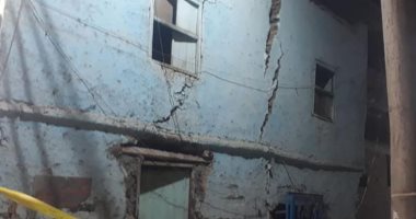 إزالة منزل آيل للسقوط بقنا.. ورئيس المدينة: لا تهاون فى حياة المواطنين