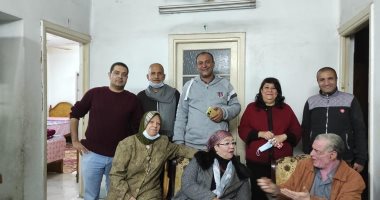 وزيرة التضامن توجه بصرف 2000 جنيه مساعدة لبائع المناديل ونقله ونجلته لدار رعاية