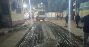 البدء فى كشط شارع محمد على مكارم بحى غرب أسيوط تمهيدا لرصفه