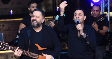 مصطفى قمر يشارك إدوارد الاحتفال بعيد ميلاده بحضور فرقة الجيبسى.. صور