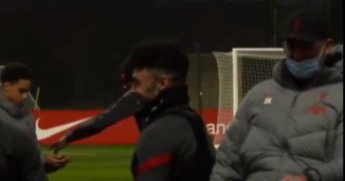 حديث جانبى يتحول لـ"شلوت" من يورجن كلوب للاعب ليفربول فى التدريبات.. فيديو وصور
