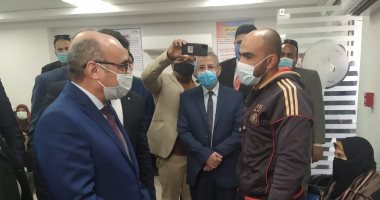وزير العدل ومحافظ بورسعيد يسألان المواطنين عن خدمات الشهر العقاري المطور..صور