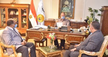 محافظ أسيوط يلتقى وكيل وزارة التموين لوضع خطة للتوسع فى انشاء محطات الغاز 