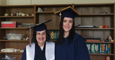 سيدة أمريكية عمرها 75 عاما تتخرج من الجامعة مع حفيدتها 