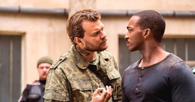 بيلو أسبيك ينشر صورة من فيلمه الجديد Outside the Wire قبل عرضه يناير المقبل