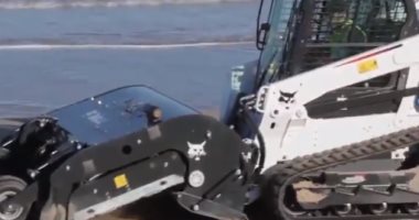 طريقة مبتكرة لتنظيف الشواطىء آليا من البلاستيك والمخلفات.. فيديو