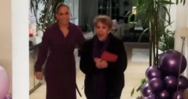 جينيفر لوبيز تفاجئ والدتها بالاحتفال بعيد ميلادها الـ 75 .. فيديو وصور