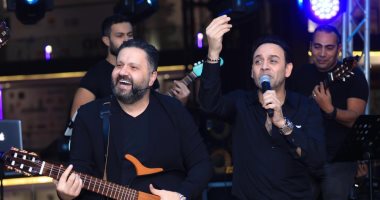 إدوارد يغنى "إحنا لسه حبايب" بعيد ميلاده مع مصطفى قمر على طريقة "بوشكاش"