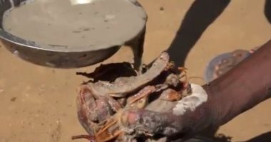 سكان مدغشقر يأكلون الطين الأبيض ويطعموه لأطفالهم للتحايل على الجوع.. فيديو