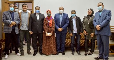 رئيس جامعة بنى سويف يكرم الفائزين فى مسابقة أحلى صوت بكلية الآداب.. صور 