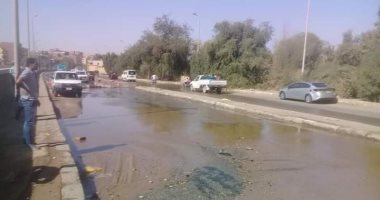 غرق طريق السد العالى بأسوان بعد كسر خط مياه رئيسى.. صور