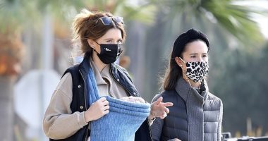 جولة صباحية لحفيدة أرنولد شوارزنيجر مع والدتها فى شوارع كاليفورنيا.. صور
