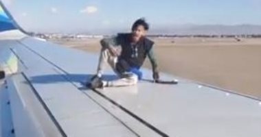 شاب متهور يتسلل ليجلس على جناح طائرة أمريكية فى مطار لاس فيجاس.. فيديو