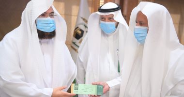 رئاسة الحرمين تطبع بطاقات دخول للمصلين لمنع تكرار الزيارات وتلاشى التزاحم.. صور