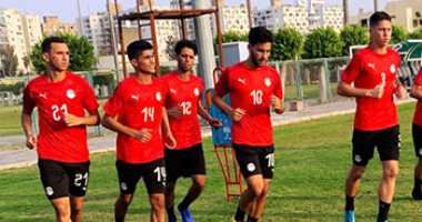 سفير مصر بتونس يحضر  مران منتخب الشباب استعدادًا لمباراة ليبيا