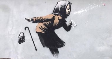 بانكسى يظهر من جديد ويرسم امرأة عجوزا تعطس على خلفية منزل.. شاهد الصورة