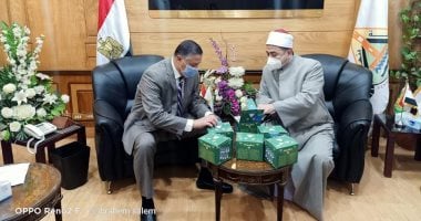 وكيل وزارة الأوقاف بالقليوبية يهدى جامعة بنها سلسلة "رؤية للفكر المستنير"
