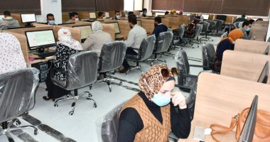 95 ممتحنا بدورة التحول الرقمى بجامعة قناة السويس.. صور