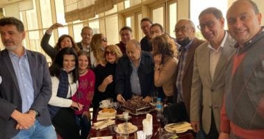 بعد تكريمه بمهرجان القاهرة.. فنانون وإعلاميون يحتفوا بوحيد حامد x صورتين