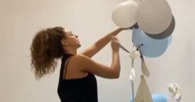 ميريام فارس تتخلص من زينة الاحتفال بمولودها استعدادا لـ"الكريسماس".. فيديو