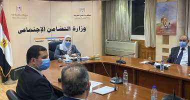 وزيرة التضامن تبحث مع المالية إضافة فئات جديدة من غير القادرين للتأمين الصحى